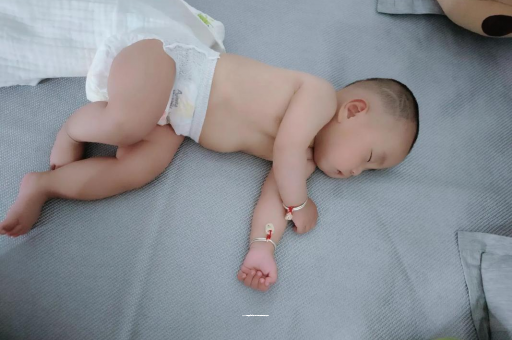 供卵试管代怀生子费用宝宝头上长痱子